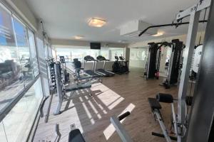 弗洛里亚诺波利斯Suas férias com todo conforto PÉ NA AREIA的健身房,配有各种跑步机和机器