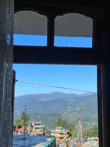 Aussicht aus einem Fenster eines Vergnügungsparks in der Unterkunft Jasmine Homestay Darjeeling in Darjeeling