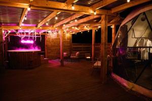 ein Zimmer mit einer Bar mit lila Lichtern in der Unterkunft Hillside Haven - (Luxury Geodome) in Portpatrick