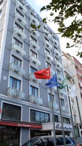 ein Gebäude mit drei Flaggen davor in der Unterkunft Star City Hotel in Istanbul