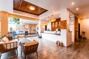 Molly Resorts في بويرتو غاليرا: مطبخ مفتوح وغرفة معيشة مع طاولة وكراسي