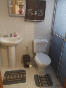 uma casa de banho com um WC e um lavatório em Pousada águia da serra em Gramado