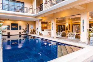 une image d'une piscine dans une maison dans l'établissement Molly Resorts, à Puerto Galera
