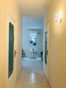 - un couloir avec une chambre dotée d'une table dans l'établissement Ferdirisa Vesuvio Home&Garden, à San Giorgio a Cremano