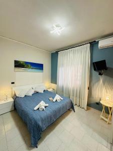 - une chambre avec un lit et 2 serviettes dans l'établissement Ferdirisa Vesuvio Home&Garden, à San Giorgio a Cremano