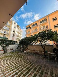 - une vue sur deux bâtiments et un arbre dans une cour dans l'établissement Ferdirisa Vesuvio Home&Garden, à San Giorgio a Cremano