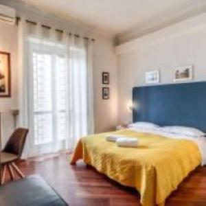 - une chambre avec un grand lit et une couverture jaune dans l'établissement Circus Maximus B&B, à Rome