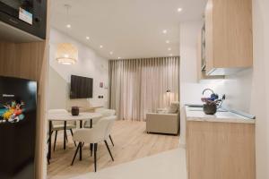 卡拉瓦卡德拉克魯斯的住宿－RINCON DE LA CRUZ 2B，厨房以及带桌椅的起居室。