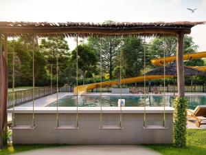 uma piscina com escorrega num parque em Nice holiday home in Voorthuizen with terrace em Voorthuizen