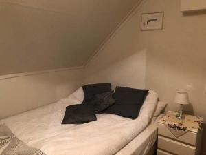 Postel nebo postele na pokoji v ubytování Geitaskarð