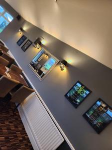 an overhead view of a living room with two televisions at Red Lion Inn & Motel in York