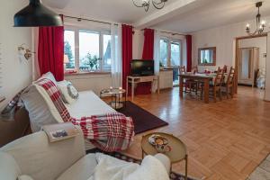 Televízia a/alebo spoločenská miestnosť v ubytovaní Apartament Karpielówka View Od-nowa