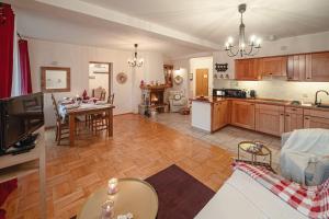Kuchyňa alebo kuchynka v ubytovaní Apartament Karpielówka View Od-nowa