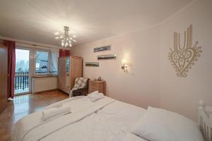 Posteľ alebo postele v izbe v ubytovaní Apartament Karpielówka View Od-nowa