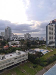 z góry widok na miasto z wysokimi budynkami w obiekcie apartamento en EDIFICIO URUGUAY 8VO w mieście Punta del Este