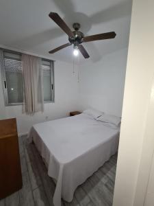 apartamento en EDIFICIO URUGUAY 8VO tesisinde bir odada yatak veya yataklar
