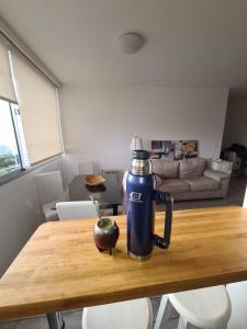 埃斯特角城的住宿－apartamento en EDIFICIO URUGUAY 8VO，客厅的木桌上配有咖啡壶