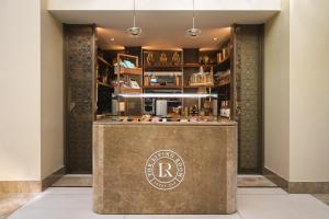 een lobby met een bar met een bord erop bij Sheraton Cascais Resort - Hotel & Residences in Cascais