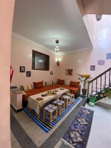 Riad dar sahrawi في مراكش: غرفة معيشة مع أريكة وطاولة