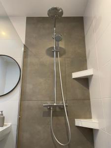 łazienka z prysznicem z głowicą prysznicową w obiekcie Studio River, Luxe dichtbij strand en Duinen w mieście Egmond aan Zee