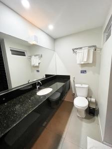 La salle de bains est pourvue de toilettes et d'un lavabo. dans l'établissement Locanda dei Venti, à Itarema