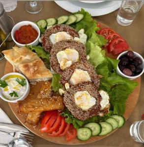 un plato de comida con pan y verduras en una mesa en Hotel Montenegro en Struga