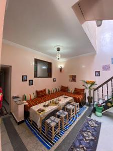 un soggiorno con un divano e un tavolo di Riad dar sahrawi a Marrakech