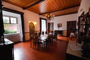 Solar de Lalém في Maia: غرفة طعام مع طاولة وكراسي