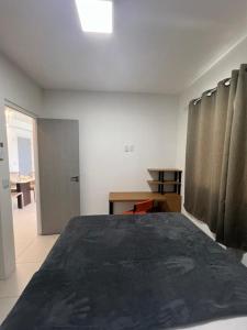 um quarto com uma cama grande num quarto em apê 1108, mandarim belém, 11º andar-wifi-garagem em Belém