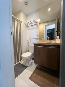 W łazience znajduje się toaleta, umywalka i lustro. w obiekcie apê 1108, mandarim belém, 11º andar-wifi-garagem w mieście Belém