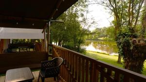 Θέα στο ποτάμι κοντά σε αυτό το κάμπινγκ