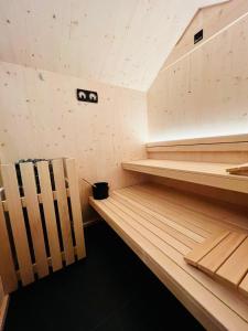 uma sauna com prateleiras de madeira num quarto em Salzbergalm em Berchtesgaden