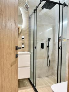 eine Dusche mit Glastür im Bad in der Unterkunft City Modern & Classy Apartment for 4 Guests & Parking in Sofia