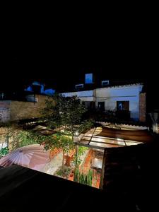 a view of a building at night with an umbrella at Encanto Azul en Villa in Villa de Leyva