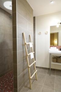 - un porte-serviettes en bambou dans la salle de bains pourvue d'un lavabo dans l'établissement Le Parc du Château, à Hermonville