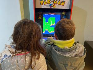 deux enfants jouant un jeu vidéo sur un nintendo wii dans l'établissement 09 CHIC & COSY GRAND APPART 4 PIÈCES 75m2 HYPERCENTRE WIFI SMART TV NETFLIX, à Saint-Étienne