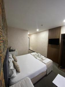 Postel nebo postele na pokoji v ubytování Nostalji Hotel