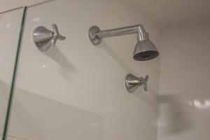 a shower with a shower head and a light at Studio no centro de Curitiba in Curitiba