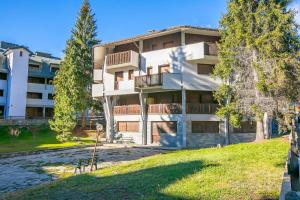 ein Apartmenthaus mit einem Fluss davor in der Unterkunft Snow White - Happy Rentals in Bardonecchia