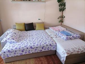 Duas camas sentadas uma ao lado da outra num quarto em Apartman Visnja em Rudnik