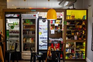a restaurant with two refrigerators and a table and chairs at Studio no centro de Curitiba in Curitiba