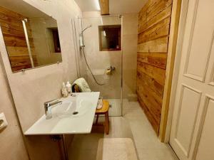 een witte badkamer met een wastafel en een douche bij Holiday homestead Camp of Forest Souls 