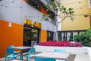 a cafe with tables and chairs in front of a building at Studio no centro de Curitiba in Curitiba