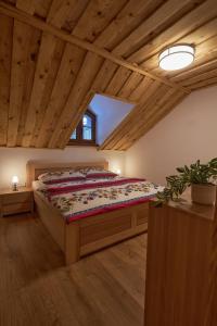 מיטה או מיטות בחדר ב-Koliba pod Vlkolíncom