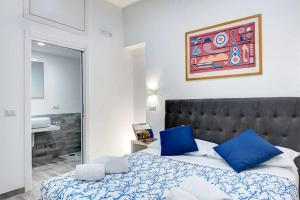 馬薩盧布倫塞的住宿－Casa Felix Renovated apartment whit views，一间卧室配有一张带蓝色枕头和镜子的床