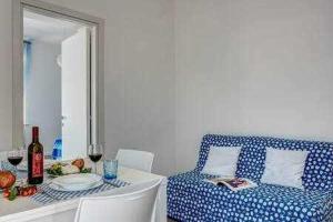 een eetkamer met een tafel en een stoel bij Sorrento Capo Light Blue in Sorrento