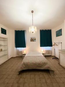 een slaapkamer met een bed en een kroonluchter bij Honore apartment 3 min from Palais des Festivals by Welcome to Cannes in Cannes