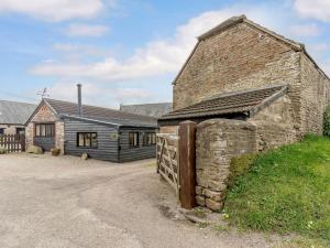 an old stone barn with a stone wall at 2 Bed in Usk 87285 in Llandenny