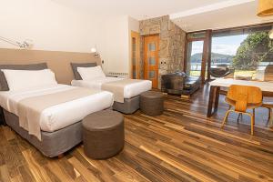 Cama ou camas em um quarto em Rochester Bariloche Suites & Spa mais 18 fotos