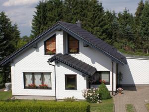 una casa blanca con techo negro en Landhaus am Rennweg en Neuhaus am Rennweg